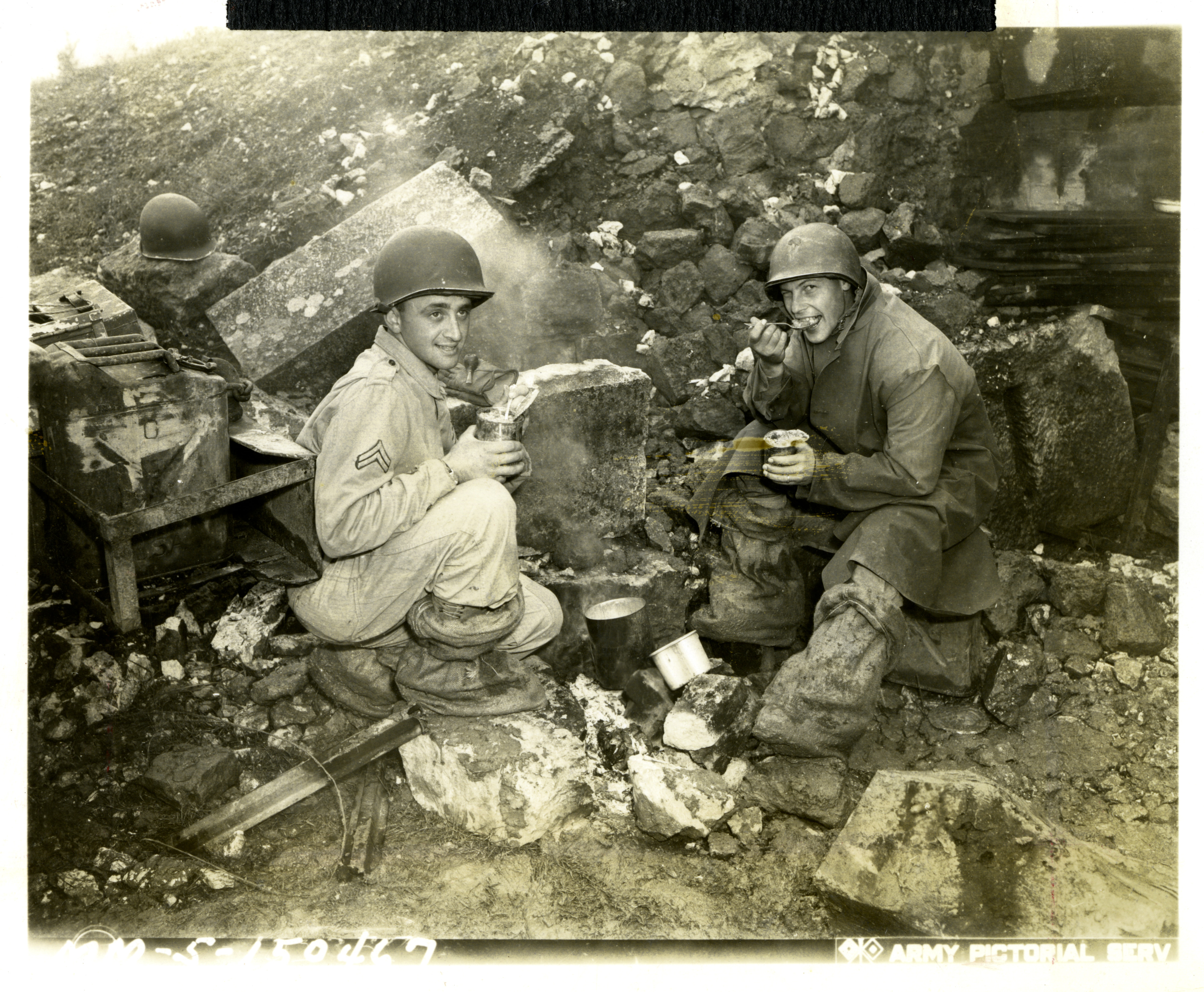 us-solidies-eating-rations-in-the-field-in-italy-on-24-november-1943