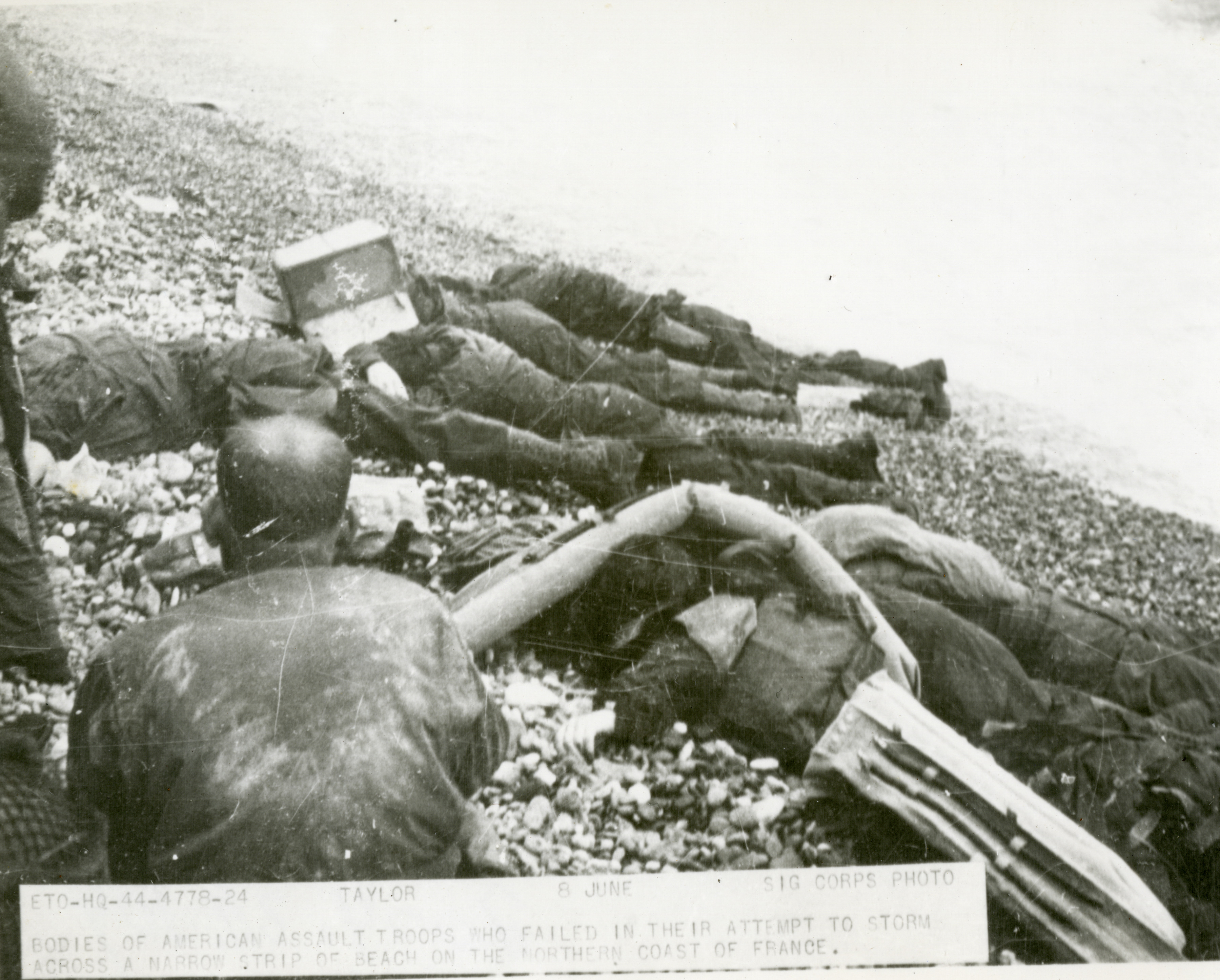 bodies-of-american-soldiers-who-died-during-the-assault-on-normandy-in