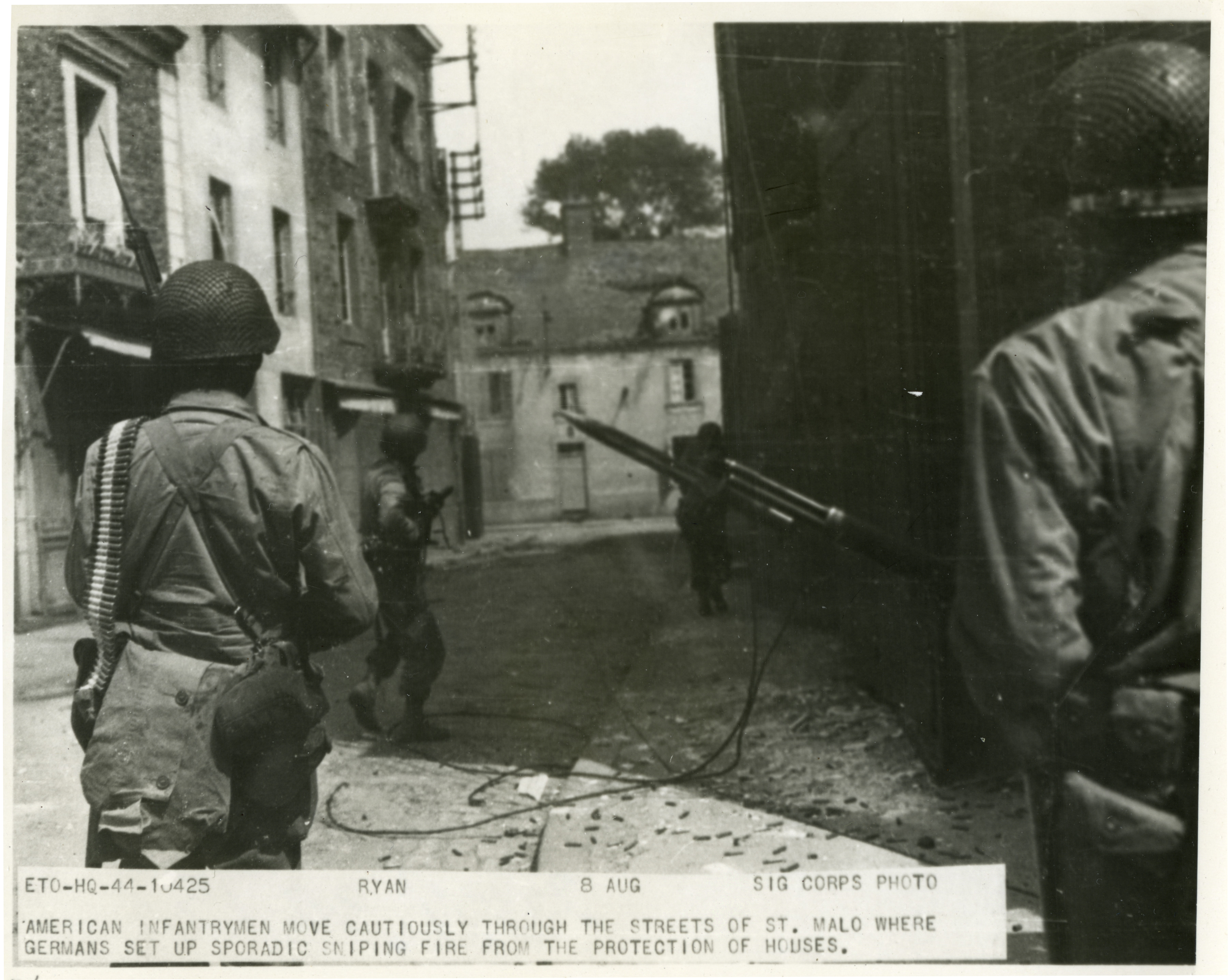 American infantrymen cautiously move through a French town in August ...