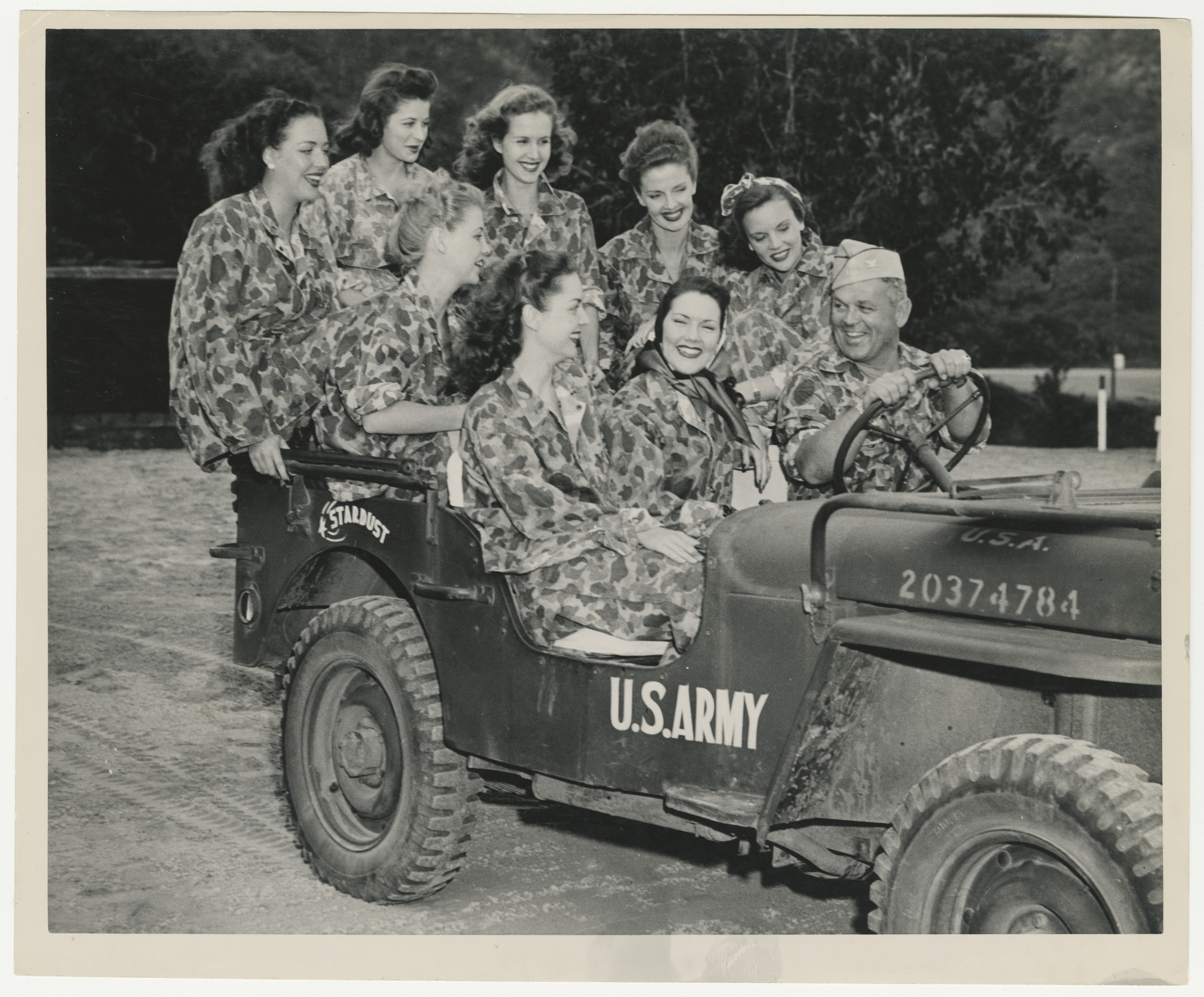 USO performers posing in an Army jeep, Oahu, 1945 | The Digital ...