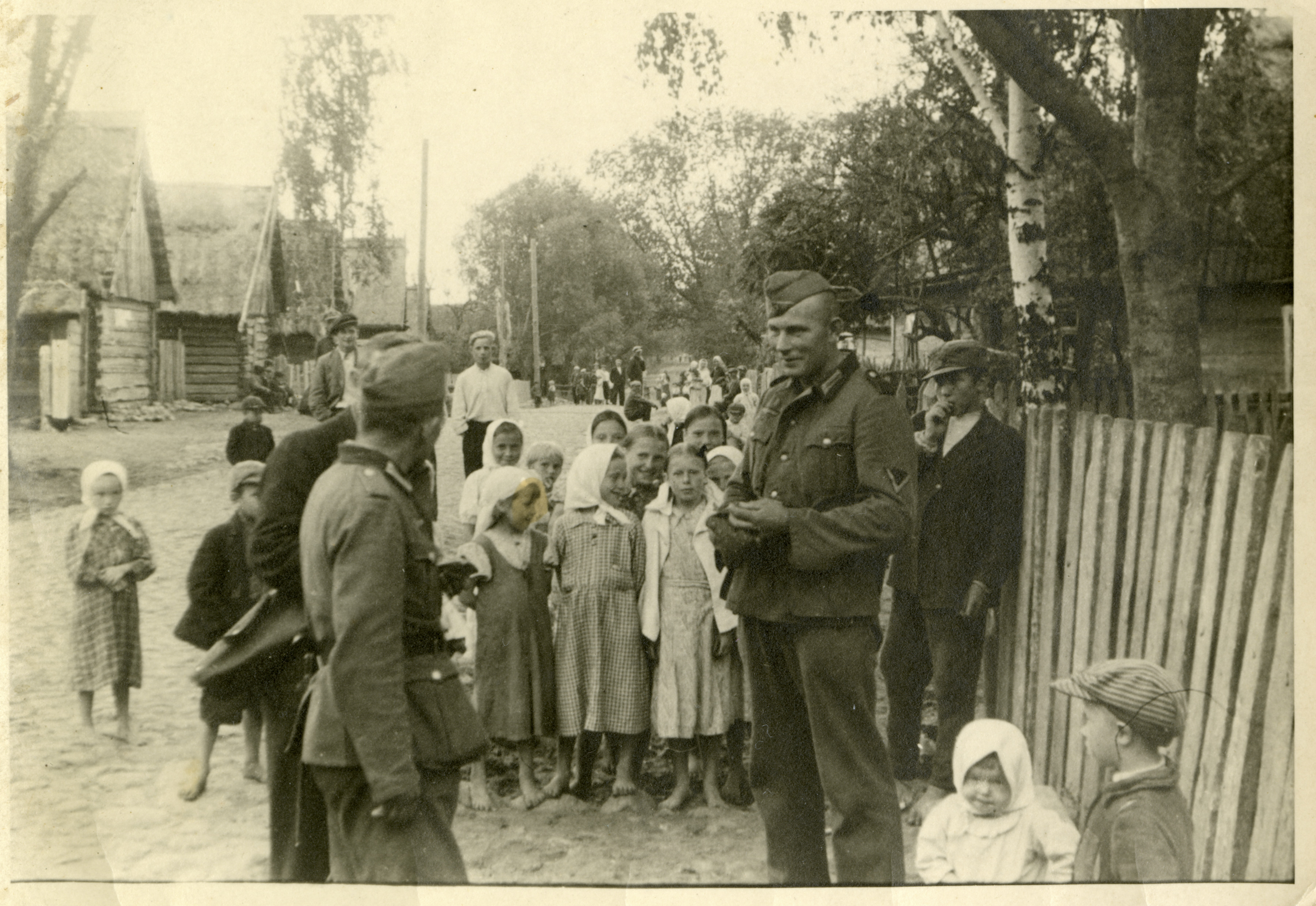 Немцы и дети в деревне 1941-1945