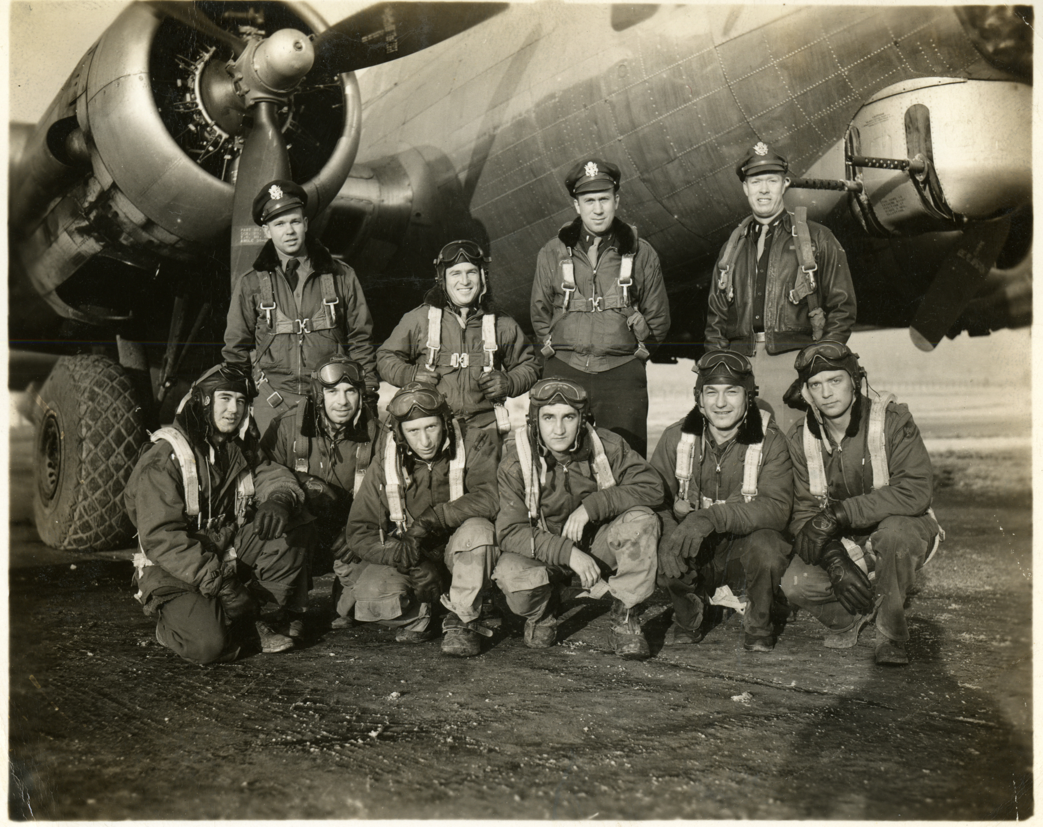 Group portrait of flight crew of U.S. B-17 Flying Fortress bomber ...