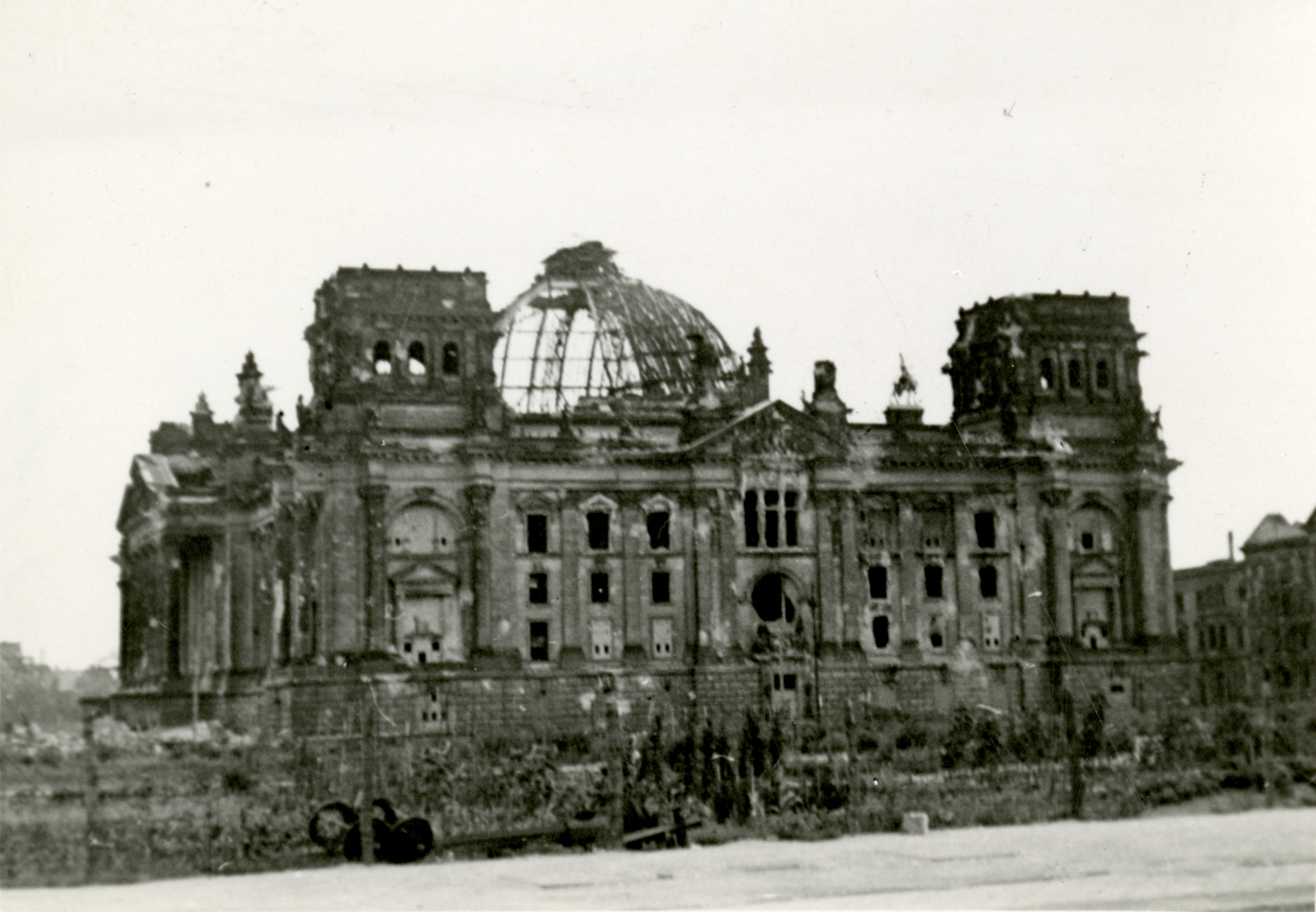 Здание Рейхстага в Берлине в 1945